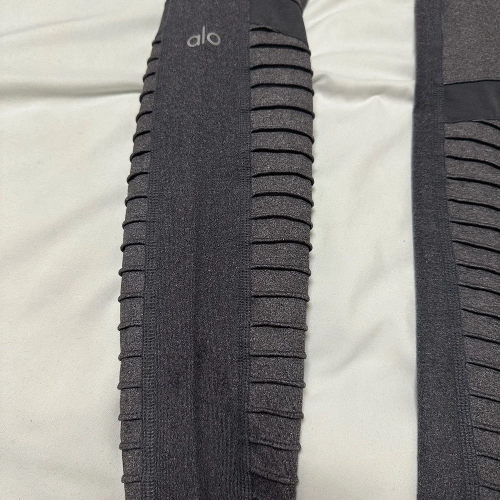 ALO YOGA MOTO LEGGING